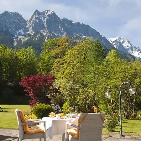 ホテル Alpenhof グライナウ